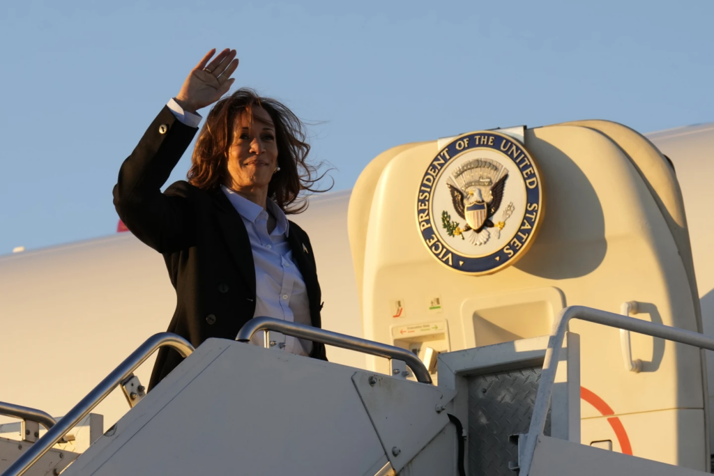 kamala harris waves as she boards air force two at pittsburgh int. airport